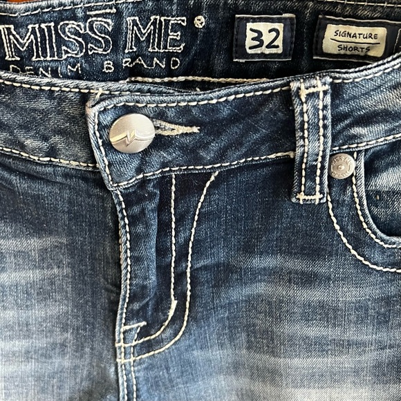 MISS ME DENIM BRAND: Distressed Signature Shorts - Picture 7 of 9